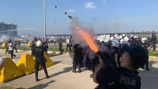Полиция в Турции применила слезоточивый газ и водометы против демонстрантов, попытавшихся проникнуть на американскую военную базу Инджирлик - Sputnik Армения