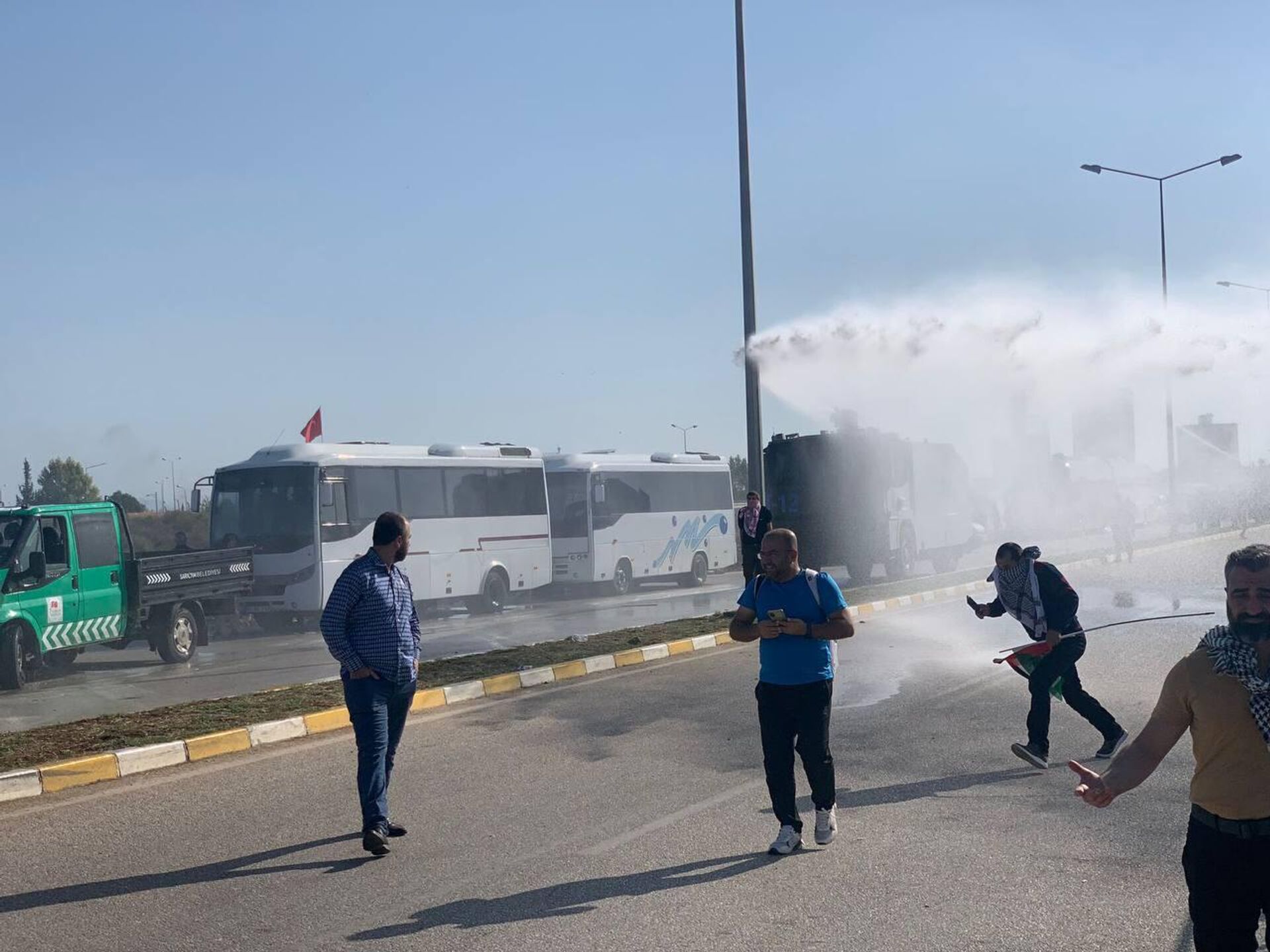 Полиция в Турции применила слезоточивый газ и водометы против демонстрантов, попытавшихся проникнуть на американскую военную базу Инджирлик - Sputnik Армения, 1920, 05.11.2023