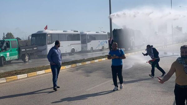 Полиция в Турции применила слезоточивый газ и водометы против демонстрантов, попытавшихся проникнуть на американскую военную базу Инджирлик - Sputnik Армения