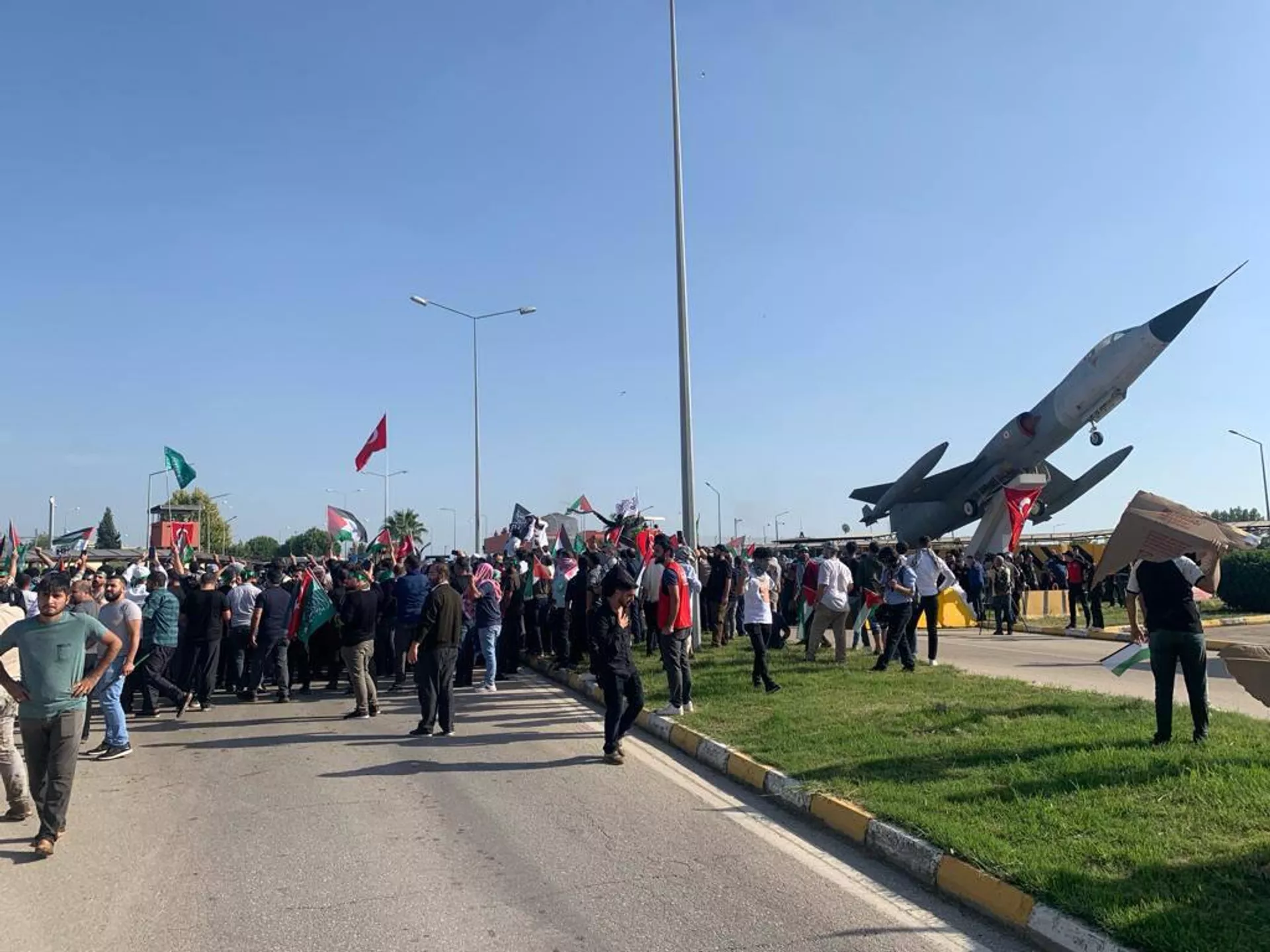 Полиция в Турции применила слезоточивый газ и водометы против демонстрантов, попытавшихся проникнуть на американскую военную базу Инджирлик Полиция в Турции применила слезоточивый газ и водометы против демонстрантов, попытавшихся проникнуть на американскую военную базу Инджирлик - Sputnik Армения, 1920, 05.11.2023
