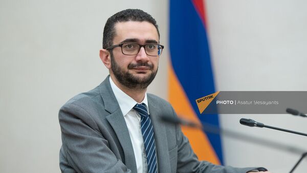 Начальник службы миграции и гражданства Министерства внутренних дел Армен Казарян на заседании постоянной комиссии по вопросам обороны и безопасности (6 ноября 2023). Еревaн Начальник службы миграции и гражданства Министерства внутренних дел Армен Казарян на заседании постоянной комиссии по вопросам обороны и безопасности (6 ноября 2023). Еревaн - Sputnik Армения
