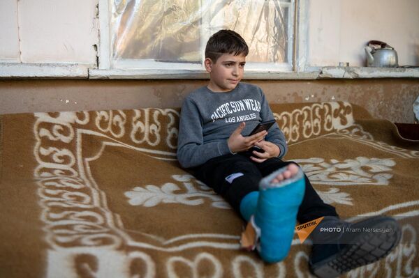 11-летний Карлен Согомонян был ранен азербайджанцами, когда просил помощь для своего дедушки в Карабахе - Sputnik Армения