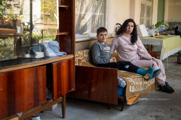 Перемещенные мать и сын из Мартакертского района Карабаха обосновались в Арзни - Sputnik Армения