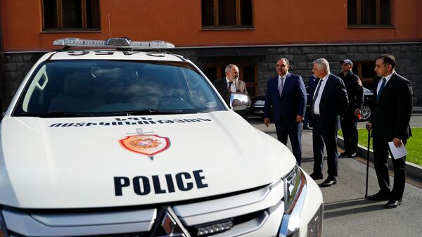 Премьер-министру Николу Пашиняну представлены новые автомобили патрульной службы полиции (6 ноября 2023). Еревaн - Sputnik Армения