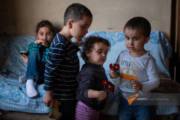 Дети семьи Акопянов, вынужденных переселенцев из Бердзора, в селе Чинари Тавушской области - Sputnik Армения