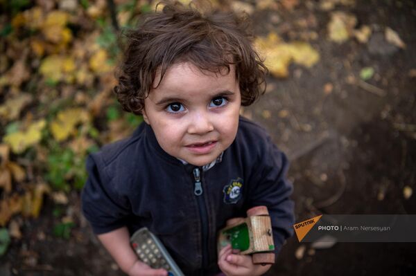 3-летняя Нуне Акопян в селе Чинари Тавушской области - Sputnik Армения