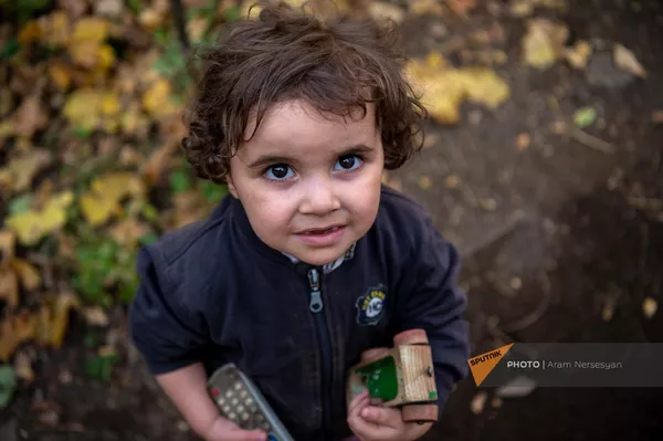 3-летняя Нуне Акопян в селе Чинари Тавушской области 3-летняя Нуне Акопян в селе Чинари Тавушской области - Sputnik Армения
