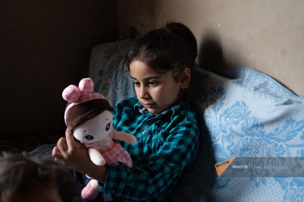 7-летняя Ани Акопян в селе Чинари Тавушской области - Sputnik Армения