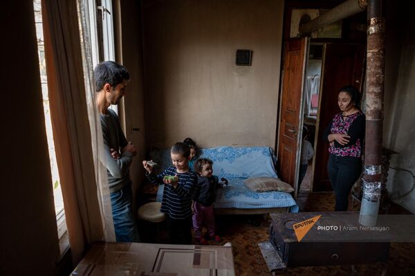 Семья Акопянов, вынужденных переселенцев из Бердзора, в селе Чинари Тавушской области - Sputnik Армения