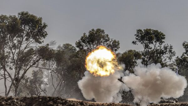 Самоходная артиллерийская гаубица израильской армии выпускает снаряды, Израиль - Sputnik Армения