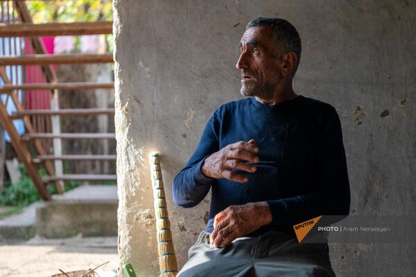 Муж Гюлум Балаян Вагиф во дворе дома в селе Чинари Тавушской области - Sputnik Армения