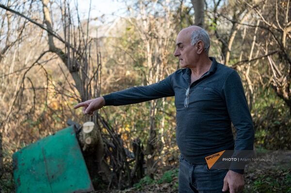 Аркадий Яхубян показывает земельный участок в селе Арцваберд Тавушской области - Sputnik Армения