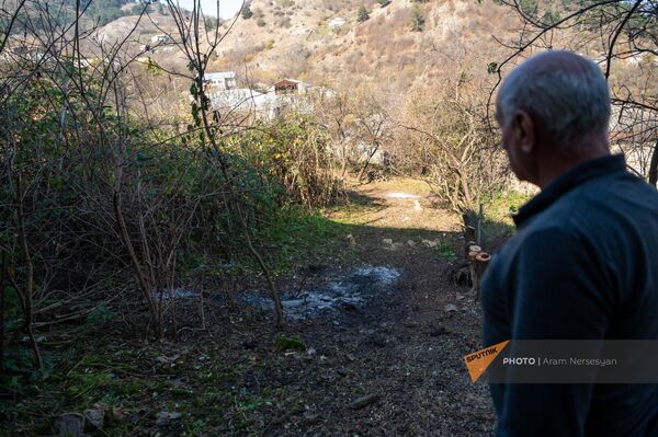 Аркадий Яхубян показывает земельный участок в селе Арцваберд Тавушской области - Sputnik Армения