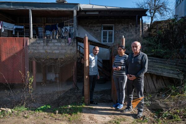 Семья Яхубянов у дома в селе Арцваберд Тавушской области - Sputnik Армения