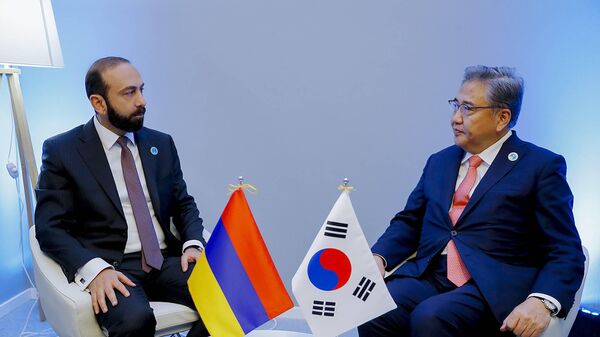 Министр иностранных дел Арарат Мирзоян встретился с коллегой их Южной Кореи Пак Чином (10 ноября 2023). Париж - Sputnik Армения