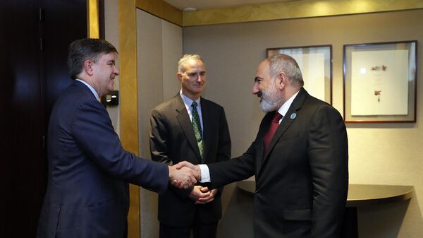 Премьер-министр Никол Пашинян на встрече с помощником госсекретаря США Джеймсом О'Брайеном (10 ноября 2023). Париж - Sputnik Армения