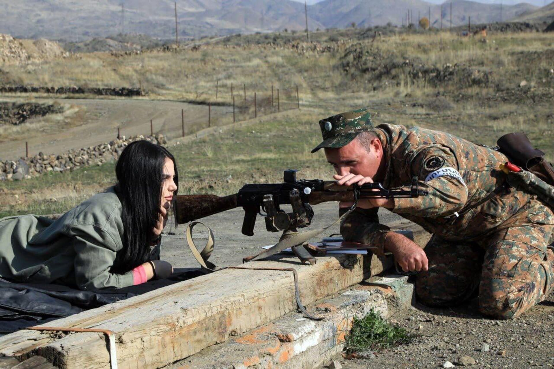 Аккредитованные в МО РА представители СМИ посетили пограничную зону Армении, чтобы на месте ознакомиться с ходом широкомасштабных укрепительных и инженерных работ и занялись практическими занятиями с боевой стрельбой - Sputnik Արմենիա, 1920, 11.11.2023