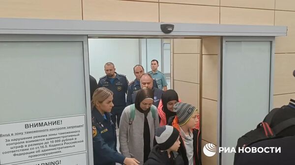 Первые эвакуированные из сектора Газа россияне вышли к встречающим в Домодедово - Sputnik Արմենիա