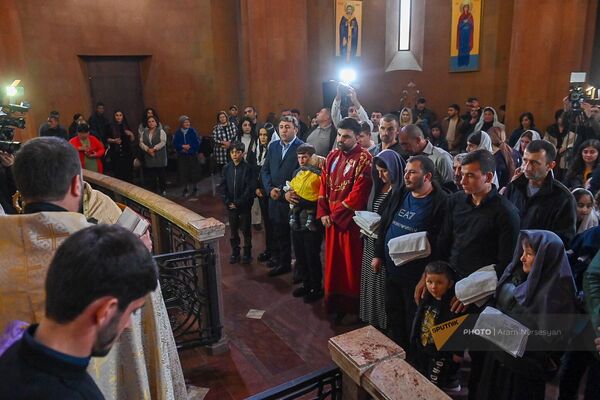 Крещение вынужденных переселенцев из Нагорного Карабаха (14 ноября 2023). Масис - Sputnik Армения