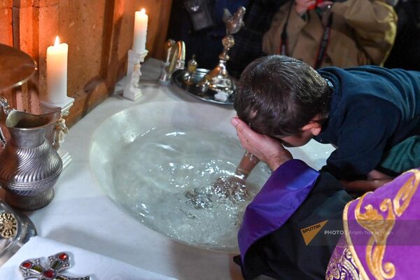 Արցախցիների մկրտության արարողությունը Մասիսում - Sputnik Արմենիա