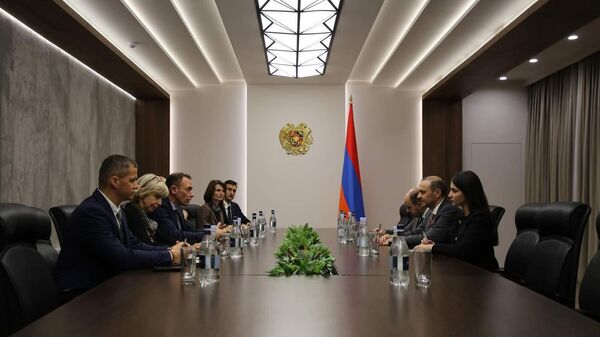 Секретарь Совета безопасности Армении Армен Григорян принял Жиля Ростена (14 ноября 2023). Еревaн - Sputnik Армения