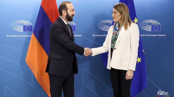 Министр иностранных дел Армении Арарат Мирзоян встретился с председателем Европейского парламента Робертой Мецолой (15 ноября 2023). Брюссель - Sputnik Армения