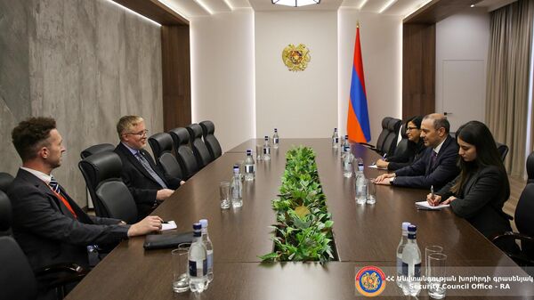 Секретарь Совета безопасности Армен Григорян принял посла Канады в Армении Эндрю Тернера (16 ноября 2023). Еревaн - Sputnik Армения