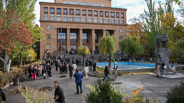 Ситуация у здания Ереванского госуниверситета (17 ноября 2023). Еревaн - Sputnik Армения