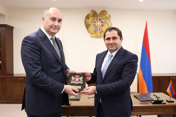 Встреча министров обороны Армении и Грузии Сурена Папикяна и Джуаншера Бурчуладзе (17 ноября 2023). Еревaн - Sputnik Армения