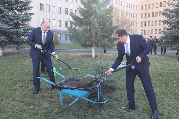 Mинистр обороны Грузии Джуаншер Бурчуладзе посадил именную ель после встречи с армянским коллегой (17 ноября 2023). Еревaн - Sputnik Армения