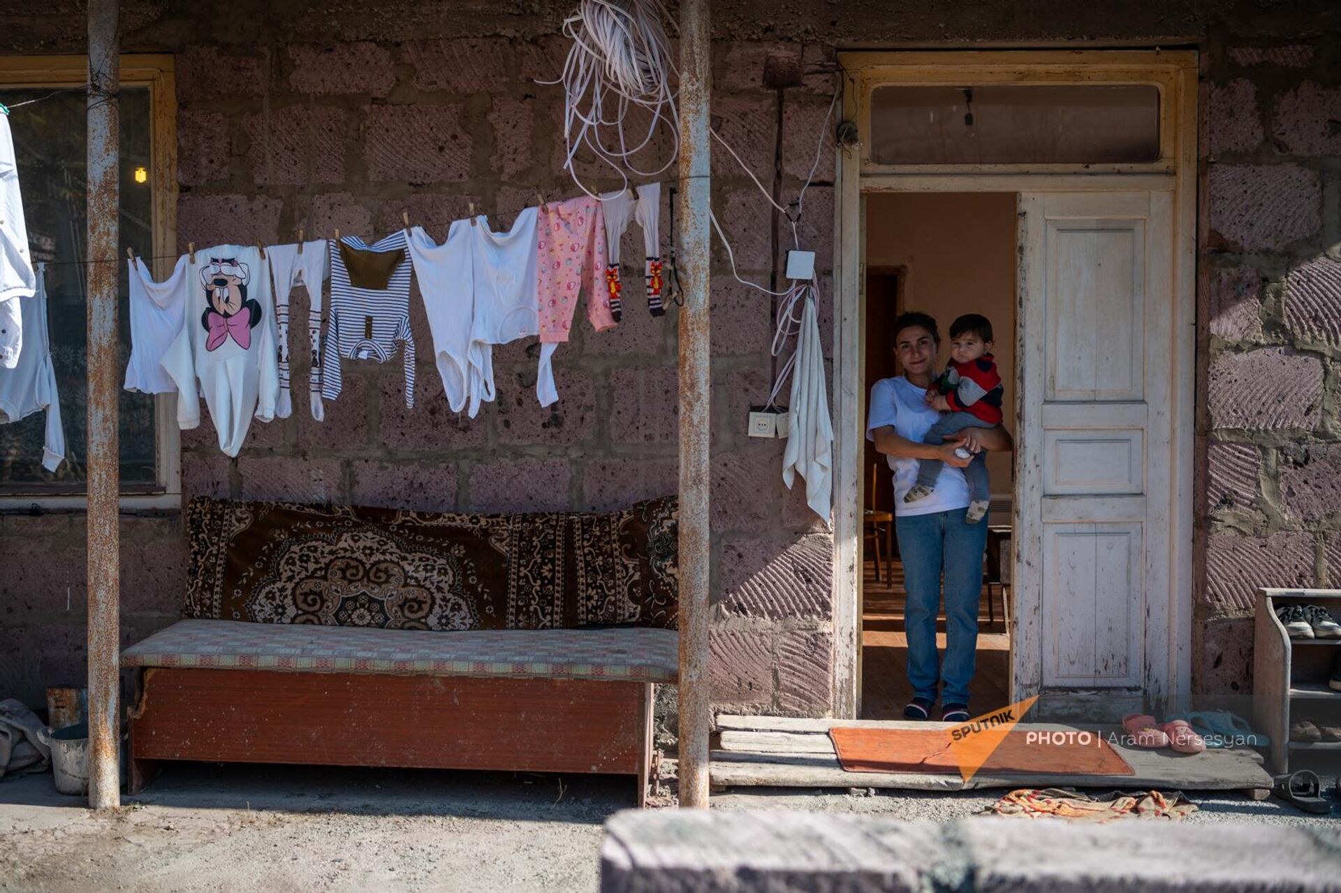 Вынужденная переселенка из села Атерк Мартакертского района Лилит Гаспарян с маленьким сыном в своем новом доме в селе Тавуш - Sputnik Армения, 1920, 18.11.2023