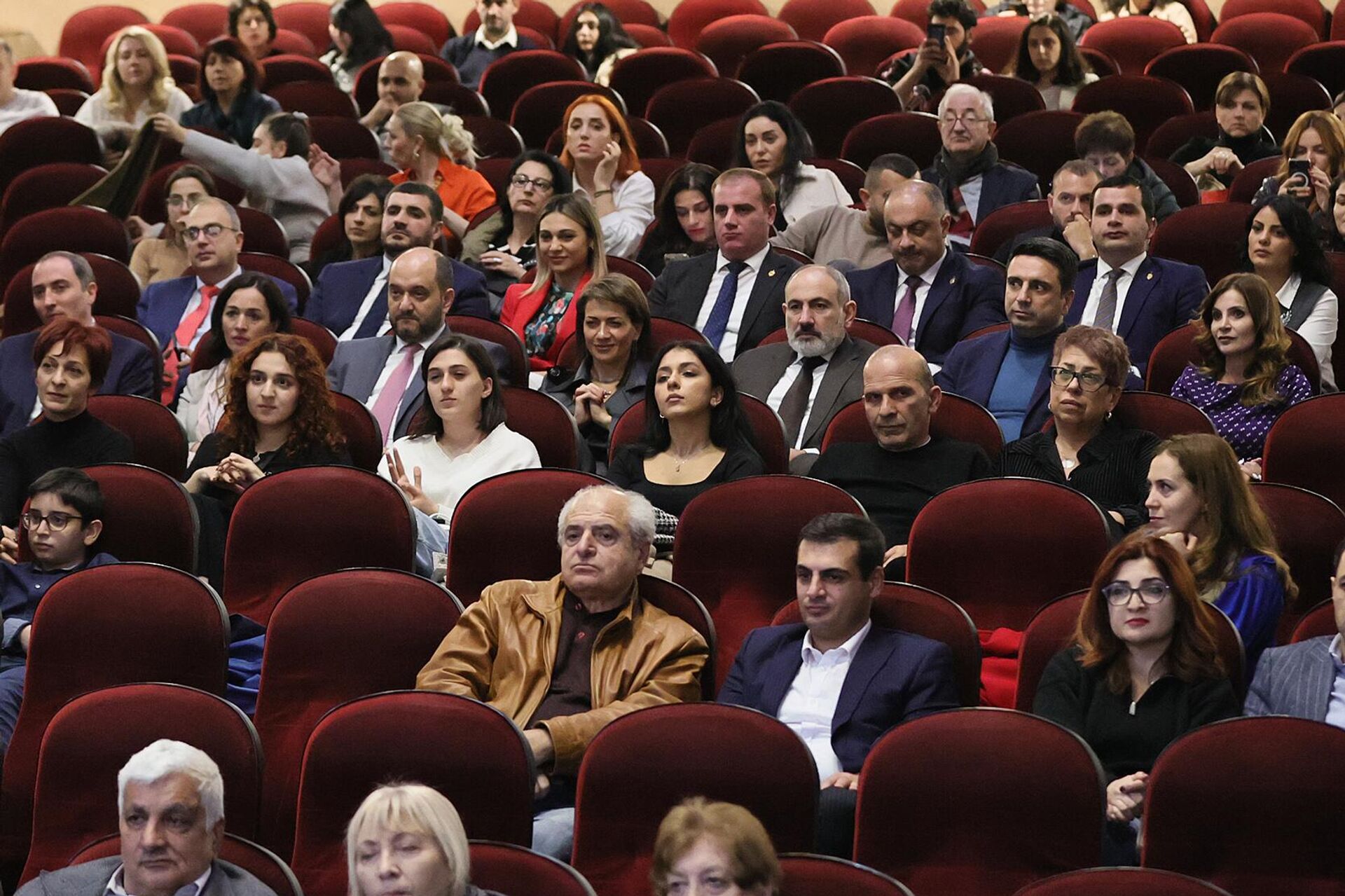 Премьер-министр Никол Пашинян с супругой Анной Акопян присутствовали на премьере фильма, посвященного фестивалю STARMUS VI (17 ноября 2023). Еревaн - Sputnik Армения, 1920, 17.11.2023