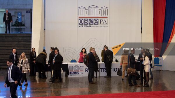 Участники сессии ПА ОБСЕ в фойе (18 ноября 2023). Еревaн - Sputnik Արմենիա