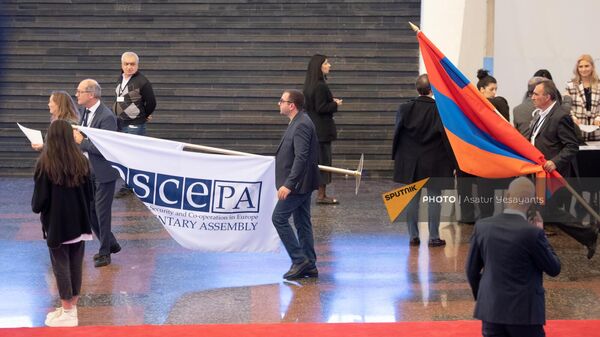 Подготовка флагов к сессии ПА ОБСЕ (18 ноября 2023). Еревaн - Sputnik Армения
