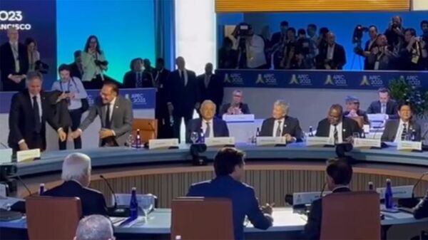 Главам делегаций АТЭС на заключительном заседании саммита в Сан-Франциско пришлось ждать Джо Байдена, который последним появился в зале. - Sputnik Армения