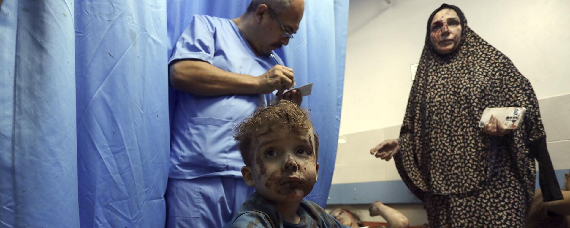 Раненые палестинцы проходят лечение в больнице Аль-Шифа после авиаударов Израиля по городу Газа (26 октября 2023). сектор Газа - Sputnik Армения, 1920, 26.01.2024