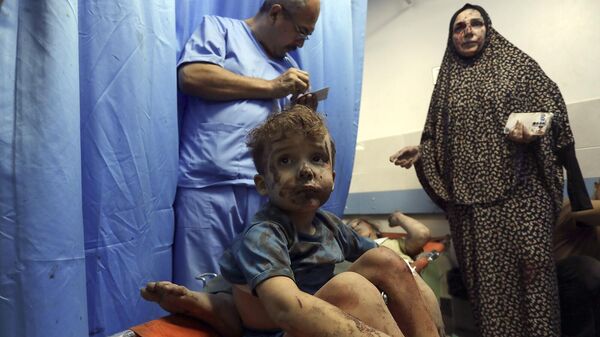 Раненые палестинцы проходят лечение в больнице Аль-Шифа после авиаударов Израиля по городу Газа (26 октября 2023). сектор Газа - Sputnik Армения