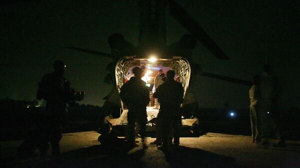 Американские солдаты готовятся к посадке на вертолет Чинук для ночной операции (13 marta 2008). Дияла - Sputnik Армения