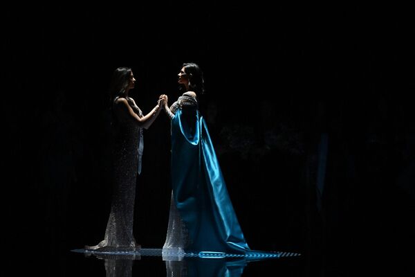 Мисс Вселенная Никарагуа Шейннис Паласиос (справа) и мисс Таиланд Антония Порсильд (слева) на сцене 72-го конкурса &quot;Мисс Вселенная&quot; в Сан-Сальвадоре - Sputnik Армения