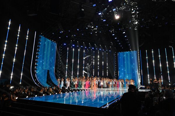 Конкурсантки выходят на сцену во время 72-го конкурса красоты &quot;Мисс Вселенная&quot; в Сан-Сальвадоре - Sputnik Армения