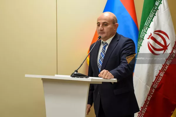 Председатель Федерации туризма Армении Мехак Апресян во время церемонии подписания меморандума о сотрудничестве в сфере автоспорта, туризма и дорожной безопасности (20 ноября 2023). Еревaн Председатель Федерации туризма Армении Мехак Апресян во время церемонии подписания меморандума о сотрудничестве в сфере автоспорта, туризма и дорожной безопасности (20 ноября 2023). Еревaн - Sputnik Армения