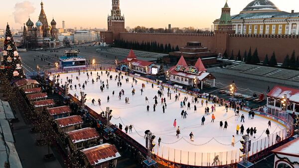 Гости катаются на ГУМ-катке на Красной площади в Москве - Sputnik Армения