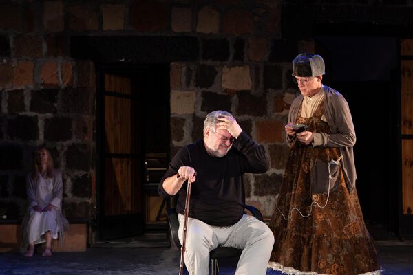 Актеры американского театра Lit Moon играют Дядю Ваню Чехова в Академическом театре им. Сундукяна - Sputnik Армения
