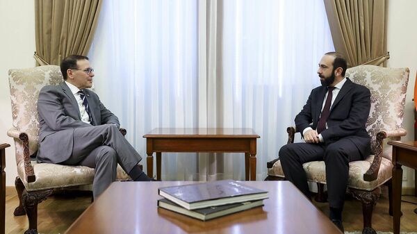 Министр иностранных дел Армении Арарат Мирзоян принял члена Сената Канады Лео Гусакоса (21 ноября 2023). Еревaн - Sputnik Армения