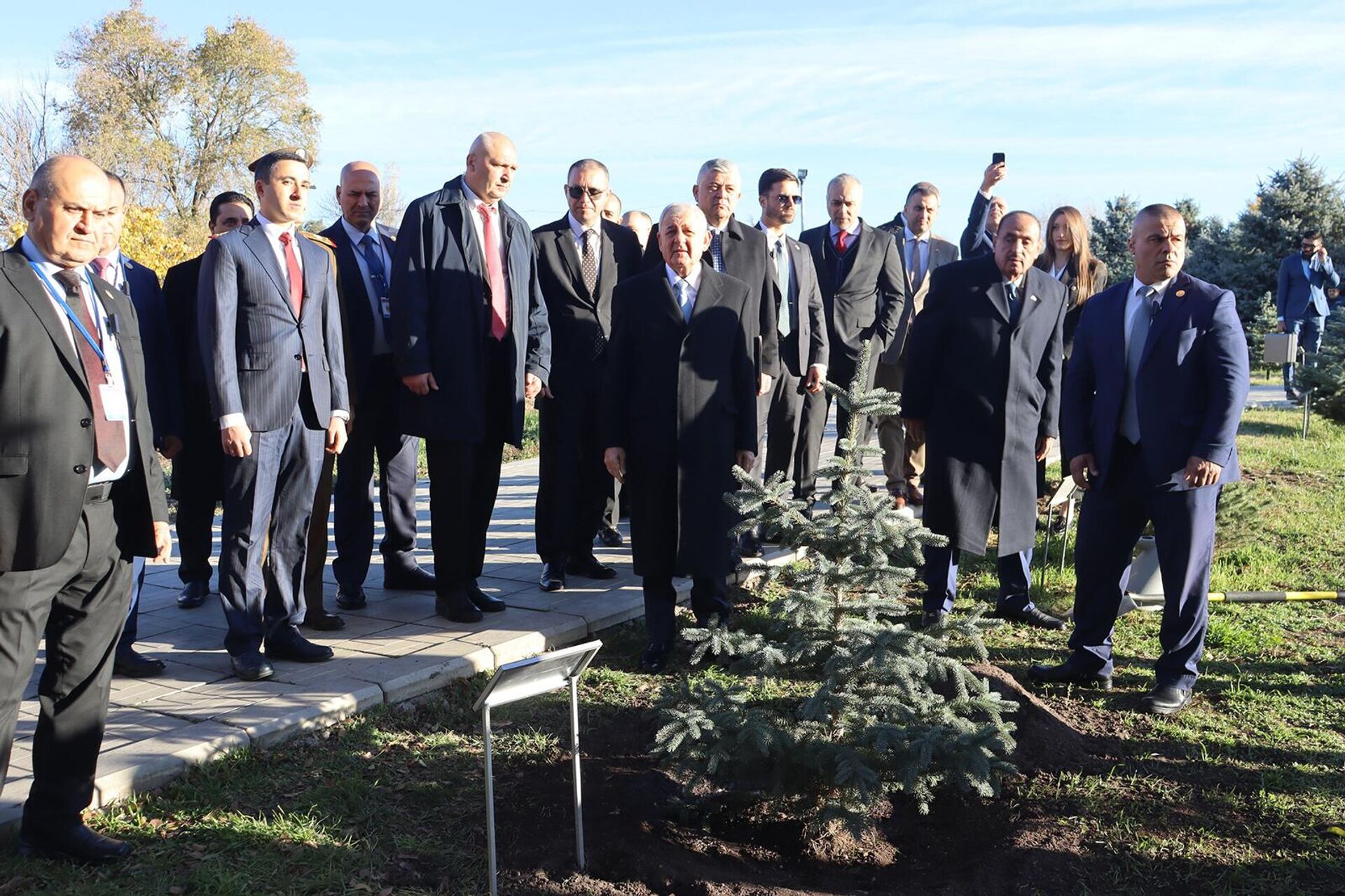 Президент Ирака Абдул Латиф Рашид посетил Мемориальный комплекс Цицернакаберд (22 ноября 2023). Еревaн - Sputnik Արմենիա, 1920, 22.11.2023