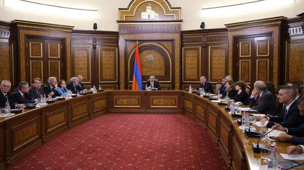 Секретарь Совбеза Армен Григорян встретился с аккредитованными в Армении послами-резидентами и нерезидентами ЕС, главой делегации ЕС (22 ноября 2023). Еревaн - Sputnik Армения