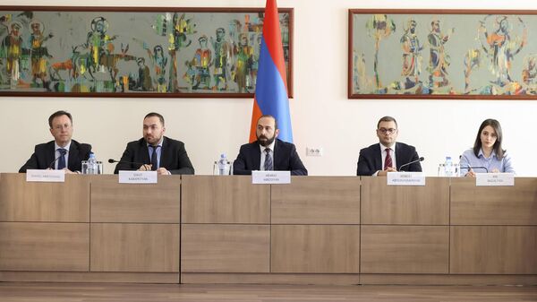 Министр иностранных дел Арарат Мирзоян встретился с послами Евросоюза и стран-членов ЕС, аккредитованными в РА (22 ноября 2023). Еревaн - Sputnik Армения