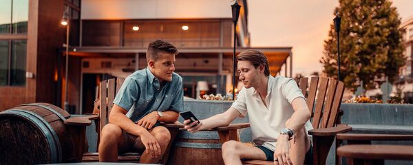 Молодые люди со смартфонами Молодые люди со смартфонами - Sputnik Արմենիա