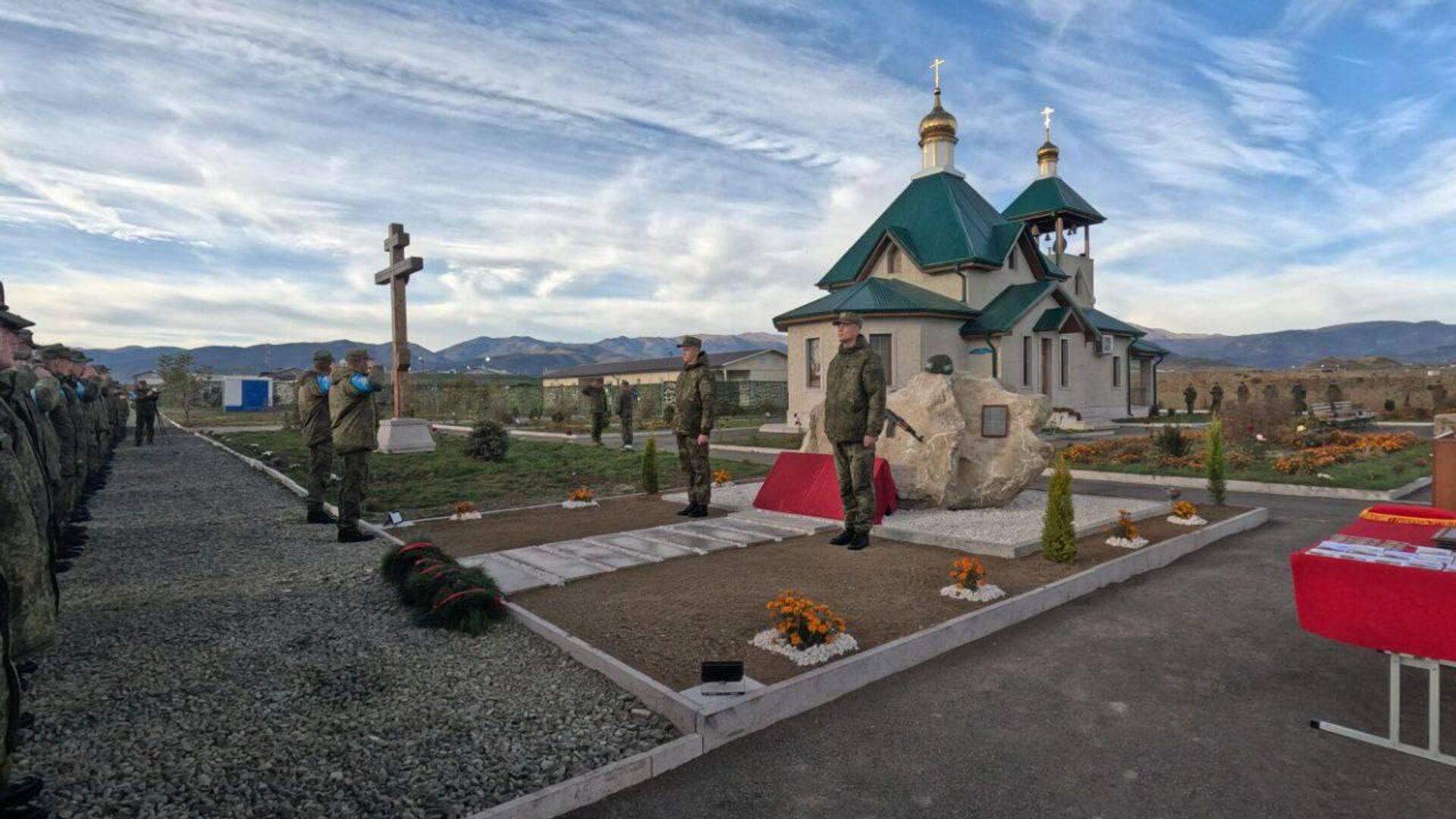 В честь погибших 20 сентября 2023 года военнослужащих российские миротворцы открыли мемориальный памятник - Sputnik Արմենիա, 1920, 25.11.2023