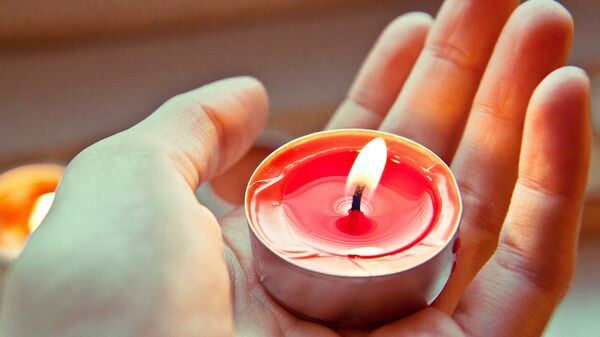 Горящая свеча в руке - Sputnik Армения